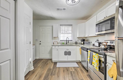 Conyers Cottage | Georgia Getaway w/Fireplace & Fenced-In Yard