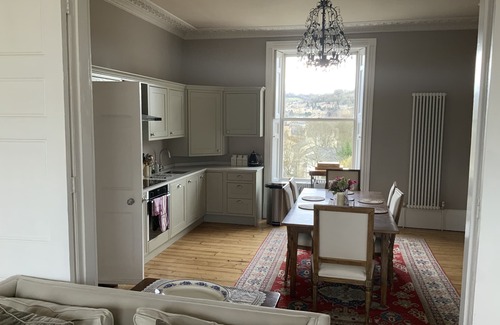 Bath Apartment | GEORGIAN 3 BEDROOM FLAT WITH LARGE SUPER KING BEDS, GREAT LOCATION BATH
