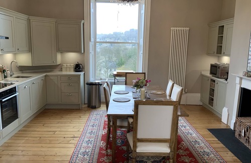 Bath Apartment | GEORGIAN 3 BEDROOM FLAT WITH LARGE SUPER KING BEDS, GREAT LOCATION BATH