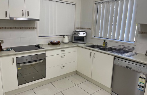 Woody Point Apartment | "Georgina Townhouse" - Woody Point Q 4019