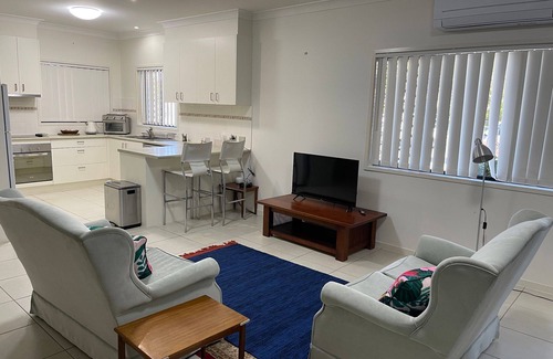 Woody Point Apartment | "Georgina Townhouse" - Woody Point Q 4019