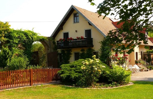 Sulzfeld Apartment | Geräumige 90qm Ferienwohnung mit Balkon, viele Freizeit-und Erlebnisangebote, kostenfreies WLAN