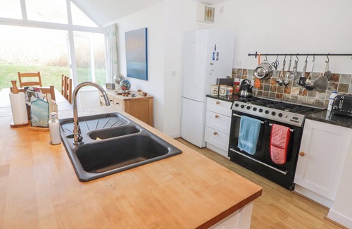 Dinas Cross Cottage | GER Y TRAETH, pet friendly, country holiday cottage in Dinas Cross