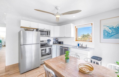 Siesta Key House | Gertrude's Siesta | Oceanview, 12-steps Beach, 4-min trolley to Village, tiki-bar, ping-pong!