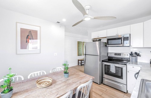 Siesta Key House | Gertrude's Siesta | Oceanview, 12-steps Beach, 4-min trolley to Village, tiki-bar, ping-pong!