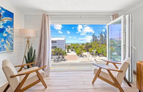 Siesta Key House | Gertrude's Siesta | Oceanview, 12-steps Beach, 4-min trolley to Village, tiki-bar, ping-pong!