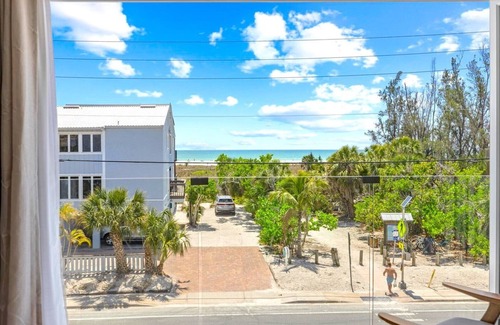Siesta Key House | Gertrude's Siesta | Oceanview, 12-steps Beach, 4-min trolley to Village, tiki-bar, ping-pong!