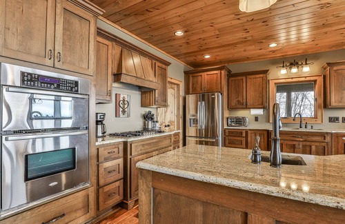 Mineral Bluff Cabin | GET A NEW ALTITUDE located at the highest peak of Stuart Mountain