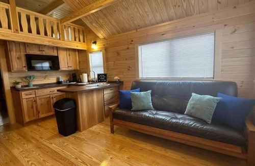 Holly Ridge Cabin | Get-away Cabin in Surf City w/Loft and Parking