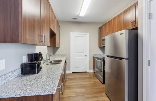 Tifton Apartment | Get comfortable and enjoy plenty of extra room at this spacious place