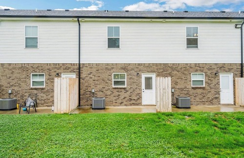 Clarksville Apartment | Get comfortable and enjoy 2bedroom with 2.5 bath with this fully furnished unit