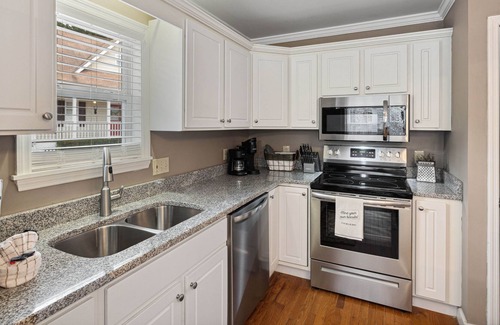 Gatlinburg Cottage | Get Comfy at Biscuits & Gravy, A Charming Newly Decorated 2 Bedroom Cottage in downtown Gatlinburg!
