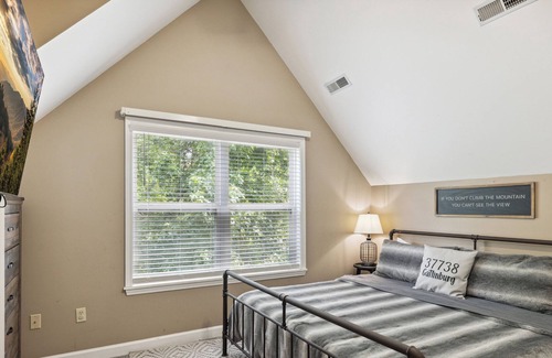 Gatlinburg Cottage | Get Comfy at Biscuits & Gravy, A Charming Newly Decorated 2 Bedroom Cottage in downtown Gatlinburg!