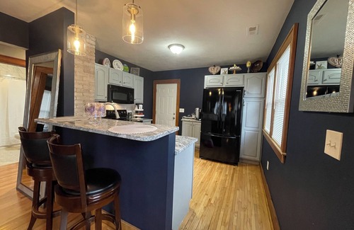 Syracuse House | Get KOZY in KENWOODn2 miles to thruway,I-81,SU,ndowntown,Destiny,Dome,Airport