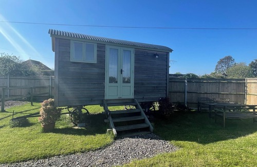 Hayling Island Cabin | 'Get Spooky' at The Hut on a working farm by the South Coast