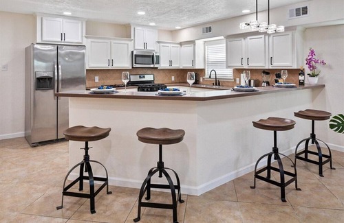 MacGregor House | Get Together & Stay-Play-Relax! Peaceful Oasis w/TVs, Games, & BBQ -LUCKY House