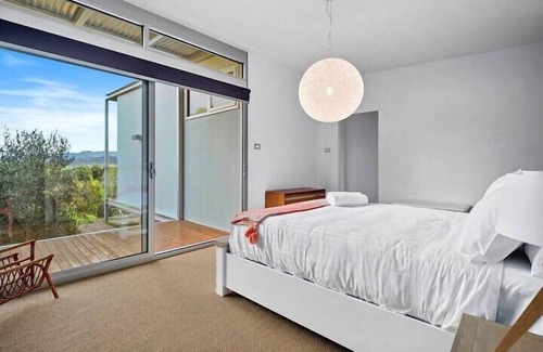 Opossum Bay House | Getaway Hideaway-close to beach Sleeps-8