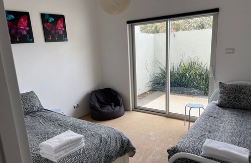 Opossum Bay House | Getaway Hideaway-close to beach Sleeps-8
