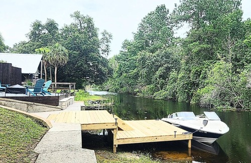 Candler House | "Getaway on The Waterway" Lake Weir canal home, Sleeps 10 with Dock!