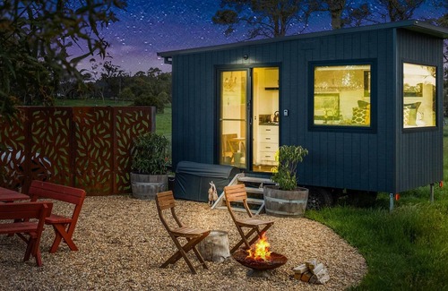 Moss Vale Apartment | Getawayz NSW - Kates Paddock - Tiny Home w/ Kangaroos & Gum trees