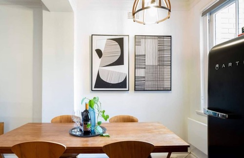 Kings Cross Apartment | Getawayz NSW - St. James, Art Deco Dream - 2 Bedder w/Aircon