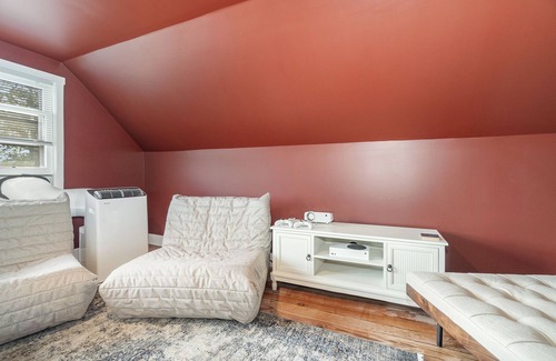 Gettysburg House | Gettysburg Home sleeps 10 with parking and Game Room. Just off the square.