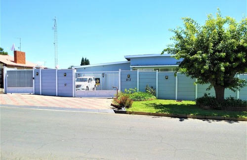 Greater Johannesburg Metropolitan Area Cottage | GF: Oh so cute 1 bed with kitchen, WiFi, Netflix