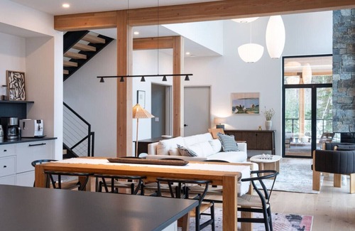 Revelstoke House | Ghost Peak Chalet: Ski-In Access