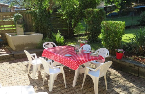 Giez House | Giez. Character property close to Lake Annecy with beautiful mountain views.