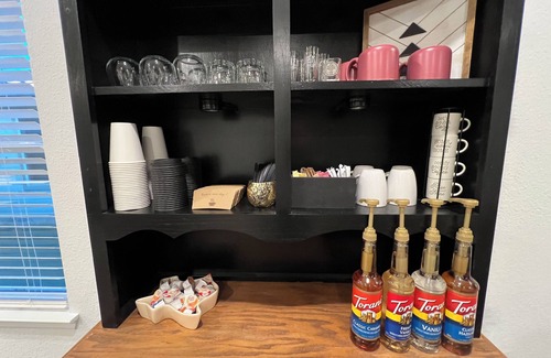 Wellborn House | GIG 'EM LANE - King Bed - 75" Smart TV - Coffee Bar