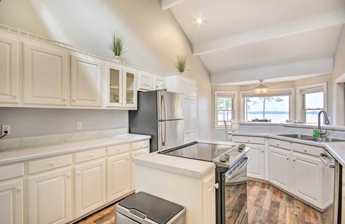 Gilbert House | Gilbert Lakefront Retreat w/Private Dock!