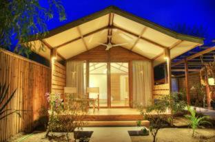 Gili Trawangan Hotel | Gili Teak Beach Front Resort