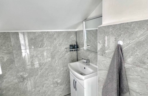 Gillingham House | Gillingham 4 bed guest house sleeps 9