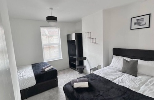 Gillingham House | Gillingham 4 bed guest house sleeps 9