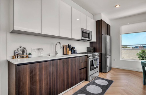 Larchmont Apartment | Gillis House 2BRDM, Pool, Gym, 2 Parking & Views!