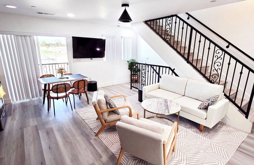 Van Nuys Apartment | Gilmore One