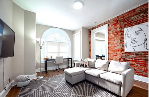 Forty Acres Apartment | Gilpin Grand - Renovated space in Trolley Square