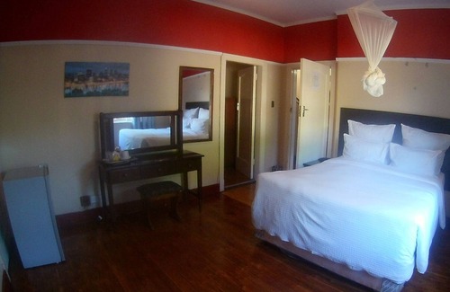 Bulawayo Cabin | Ginger lilly offers a serene environment , great rooms with astounding colors et