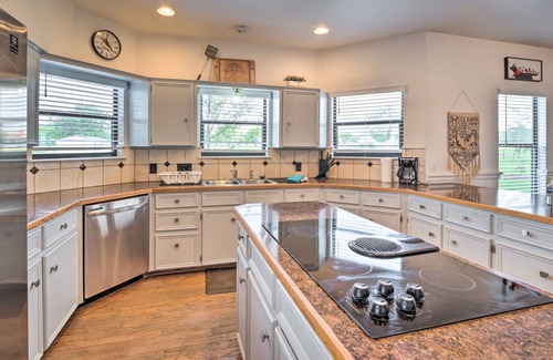 Garfield House | ‘Gingerland Ranch’ in Del Valle: Game Room & Porch