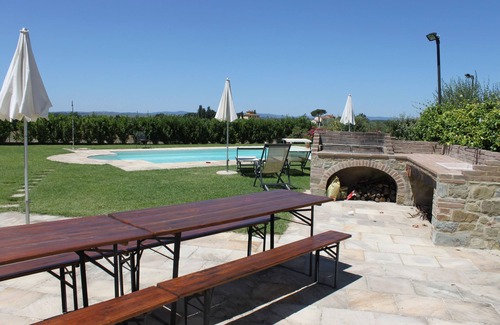 Cortona Apartment | Girasole is a Self-Contained Apartment with a large Pool, free WiFi & parking