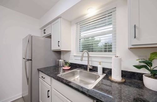 North Capitol Condo | Girls’ Nashville Dream | Sleeps 6 by Riverside