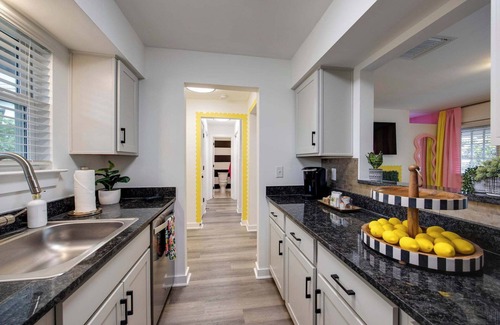 North Capitol Condo | Girls Trip Ready Pool 6 Guests -Music Row Area