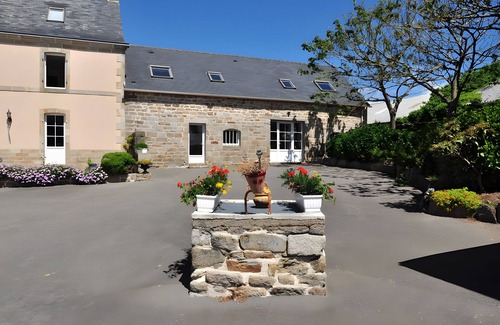 Plogonnec House | Gite 2 - Lopéau Holiday Homes with Pool and Spa