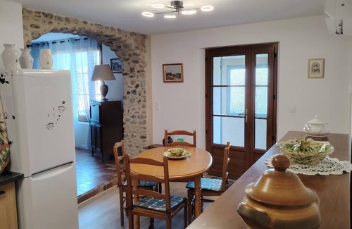 Les Mees Apartment | Gite BALLANTIMS Domaine de L'Annonciade quiet pets welcome