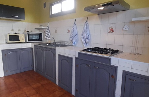 Saint-Paul Cottage | Gîte Bec Rose at mid-height with coast view, 2 bedrooms