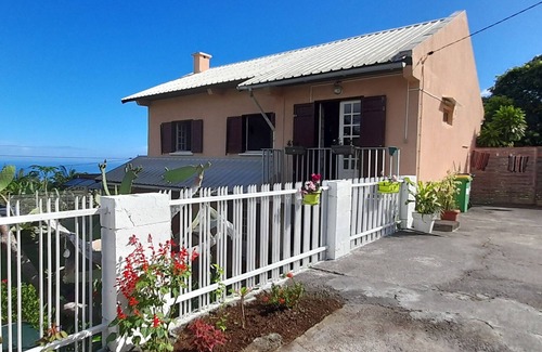 Saint-Paul Cottage | Gîte Bec Rose at mid-height with coast view, 2 bedrooms