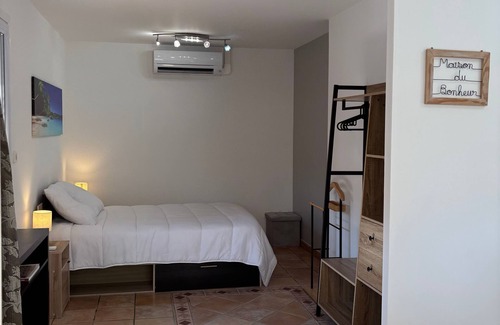 Nissan-lez-Enserune Cabin | Gite chez Galinette 50M2 plus 50M2 private terrace 300m from center