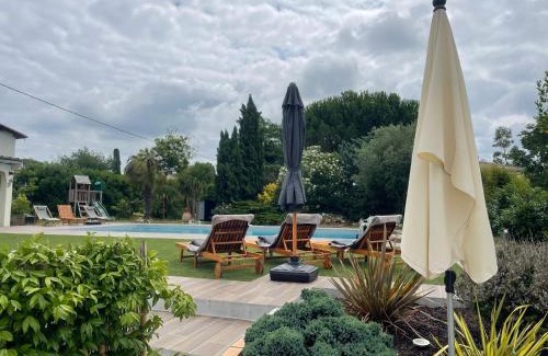 Reignac Apartment | Gite confortable avec terrasse et piscine