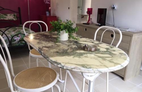 Ardentes House | Gite des 2 arbres de la sagesse , agréable chalet avec spa privatif