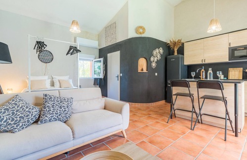 Roussillon House | Gîte 'Domaine Plan Des Devens Tendresse' with shared pool, Wi-Fi and air conditioning